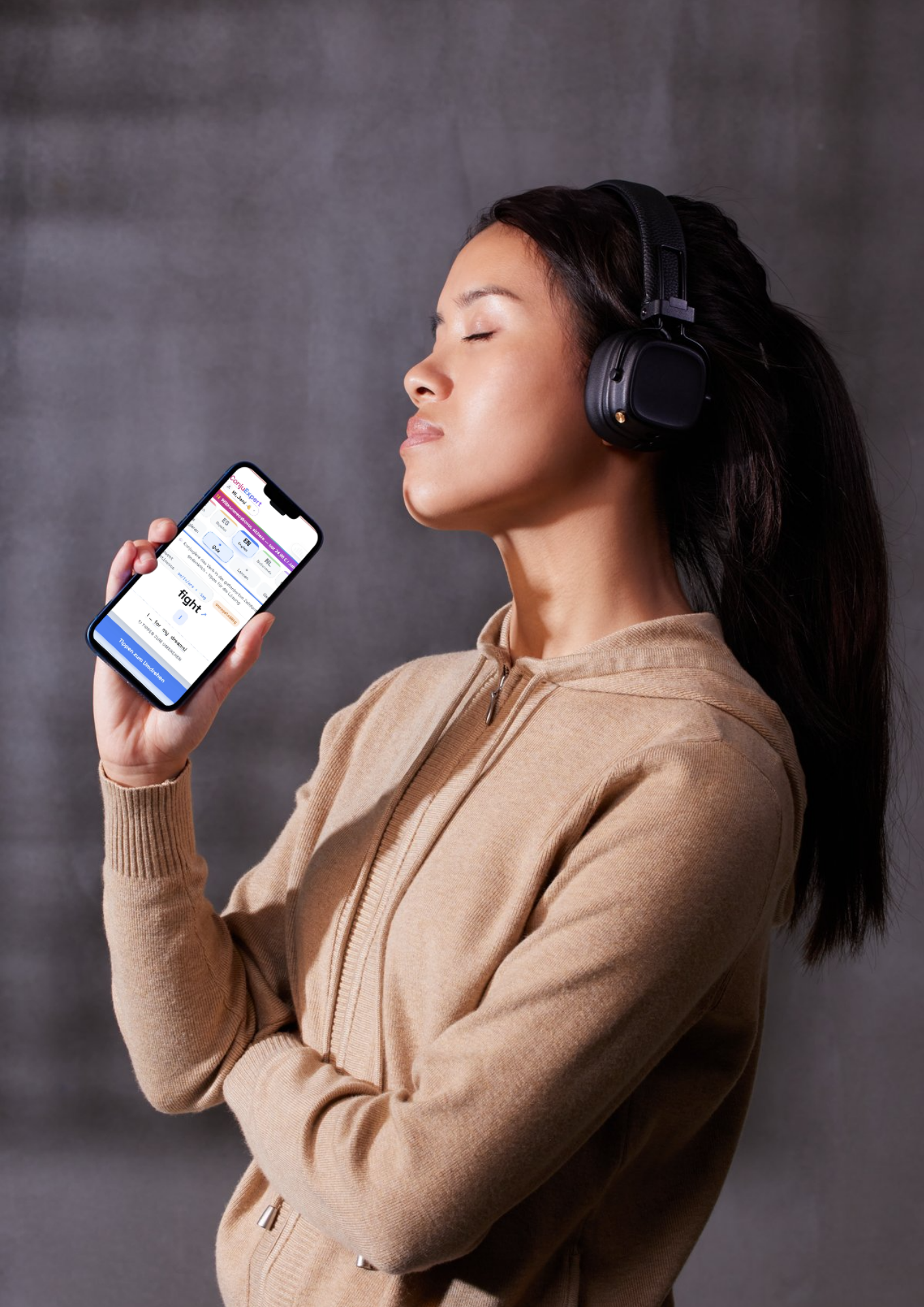 Lernende mit Kopfhörern und ConjuExpert-App